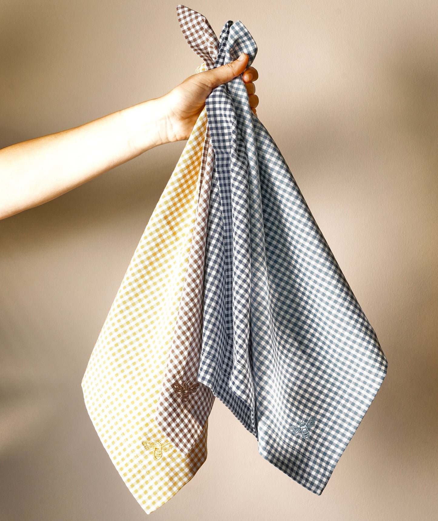 The Bee Checkered Table Napkins Brown